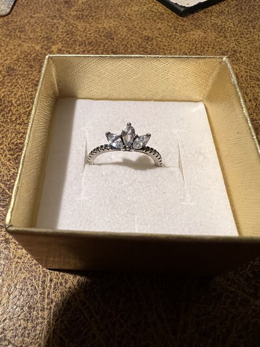 Pierścionek Pandora S925 z cyrkoniami – stan bardzo dobry