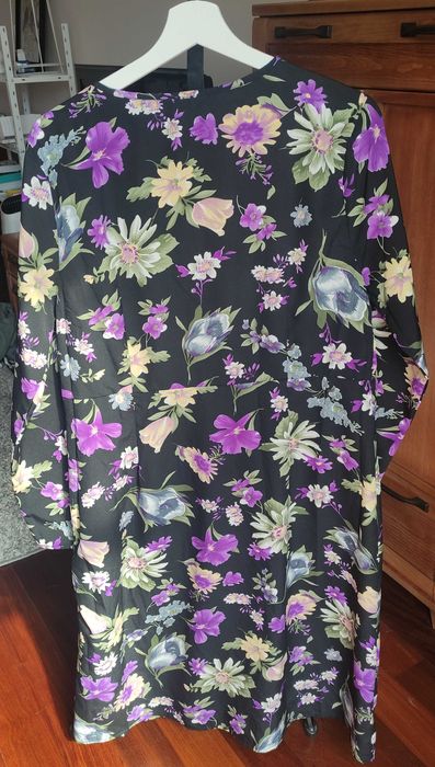 Sukienka w fioletowe kwiaty