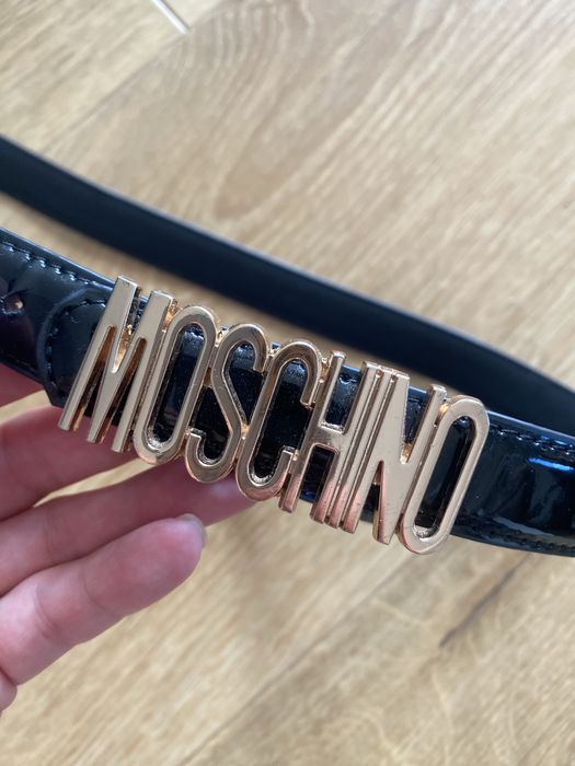 Moschino pasek damski dł 105 cm lakierowany czarny
