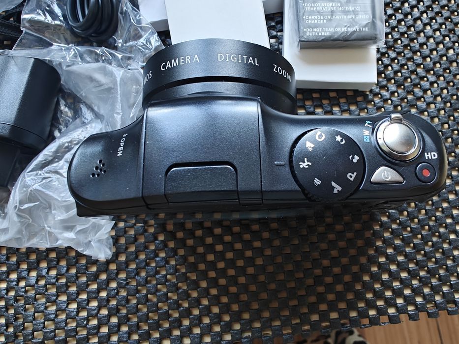 Цифрова камера, фотоапарат, новий