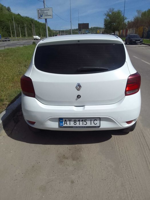 Автомобіль рено сандеро 2