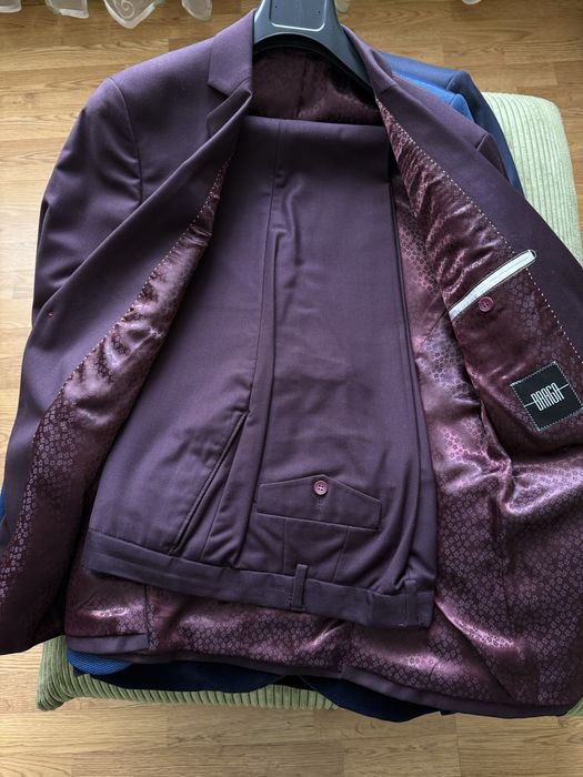 Нові піджаки та чоловічі костюми