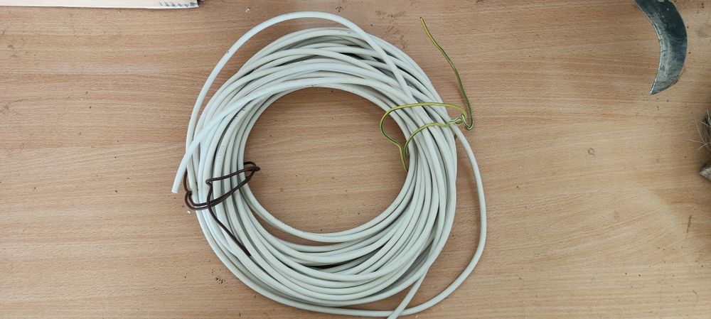 Kable elektryczne po budowie