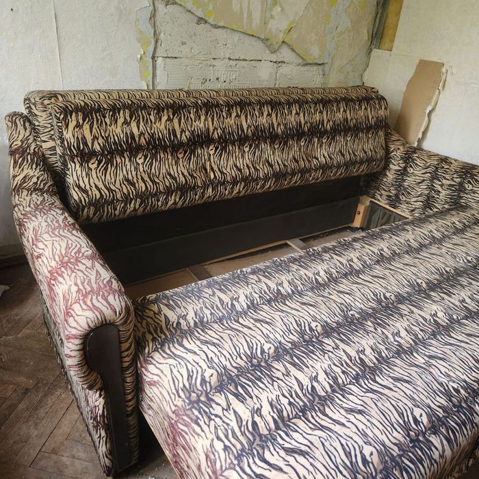 Диван двоспальний на пружині.