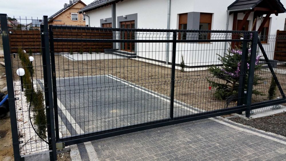 Brama przesuwna dwuskrzydłowa samonośna ogrodzenie panelowe podmurówka