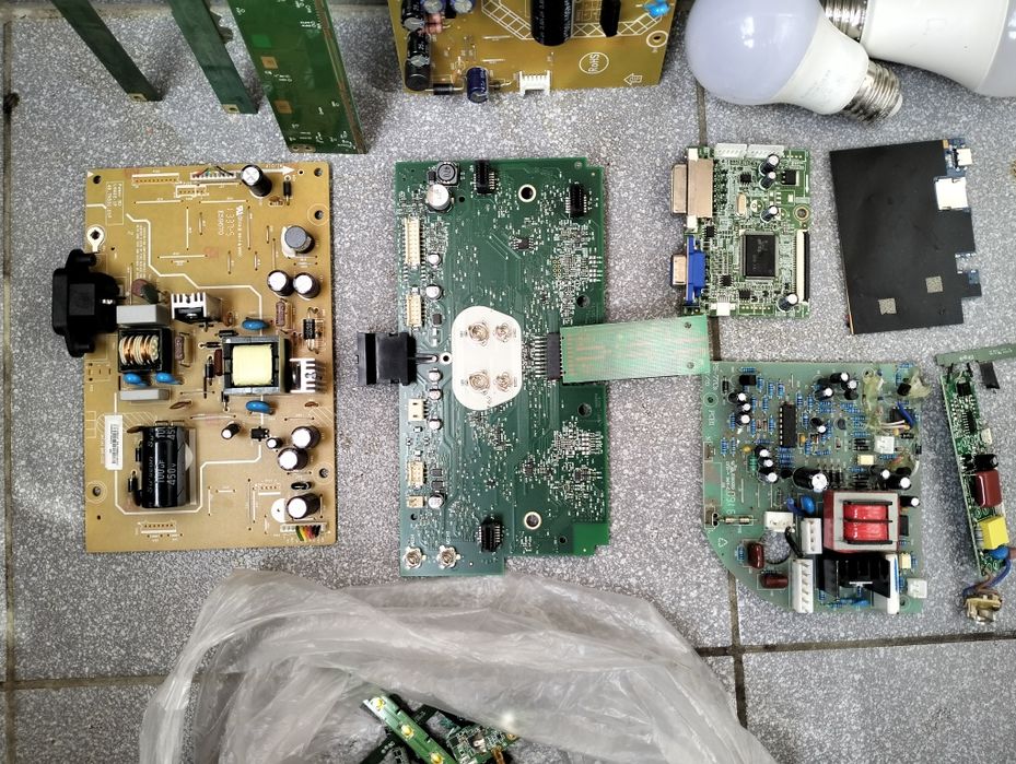 Płyty elektroniczne i żarówki LED