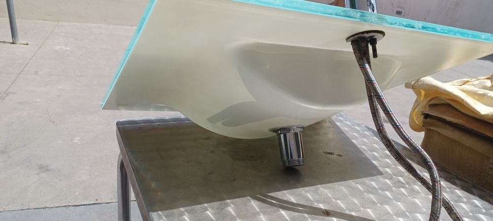 lavatório de vidro com estrutura de ferro