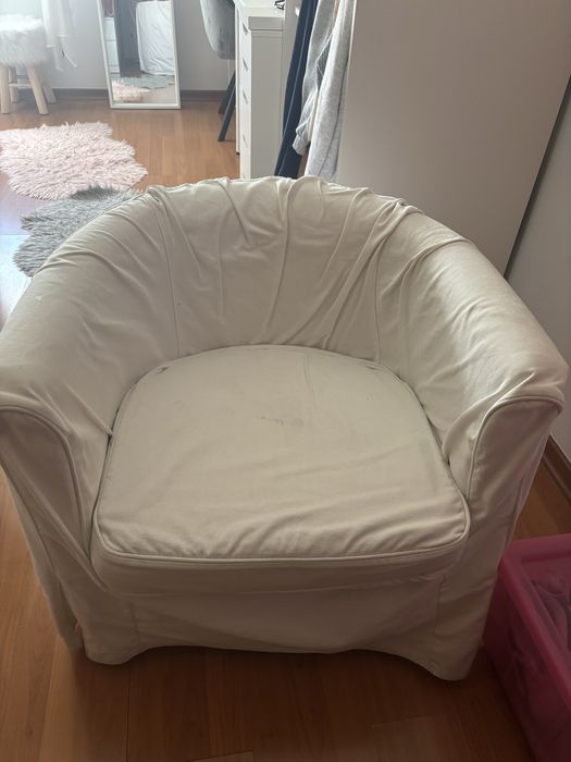 Poltrona branca com almofada