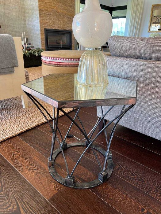 Mesa com espelho em metal