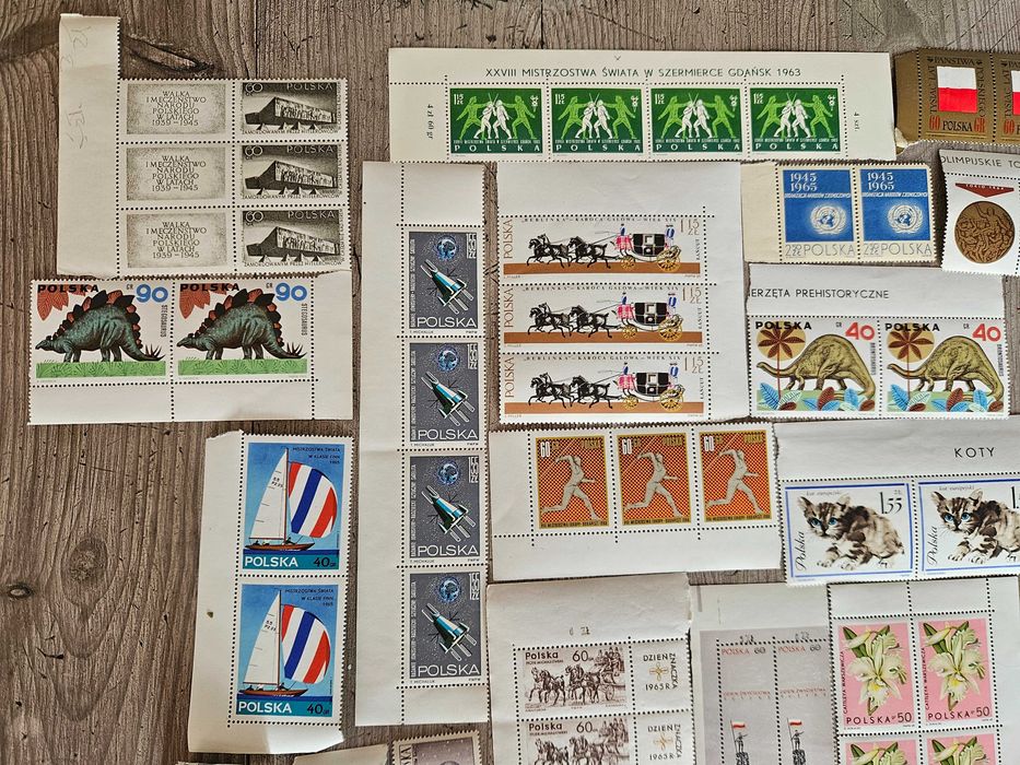 Duży zestaw znaczków PRL ok. 200 szt. – serie, bloki, lata 60–70