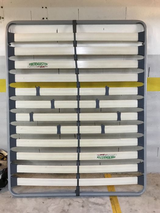 Vários cestos, candeeiro, sofá, estrado, estante