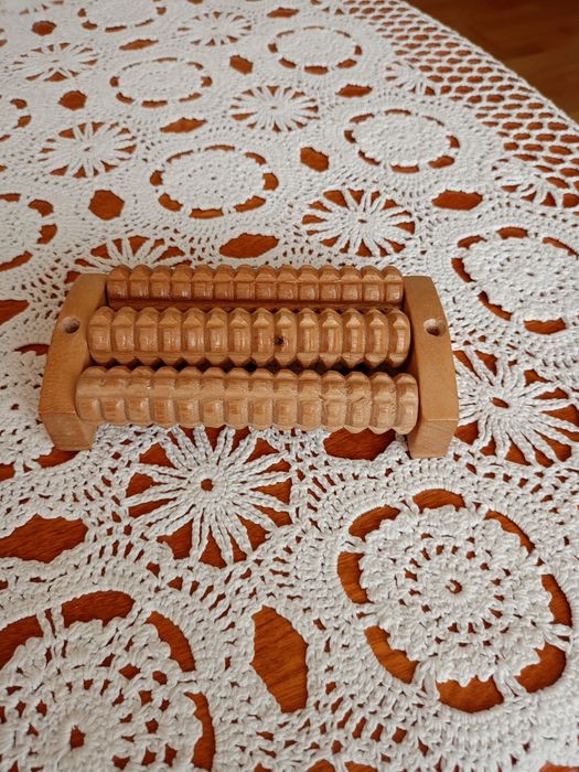 Drewniany masażer do dłoni.