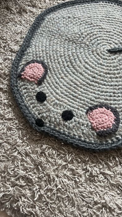 Вʼязаний килимок у дитячу кімнату