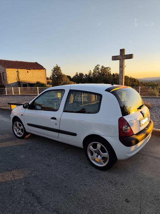 Clio comercial sem nada a fazer