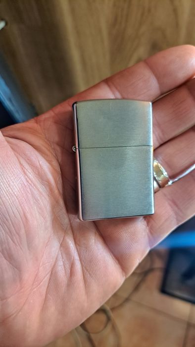 Isqueiro zippo vintage novo.