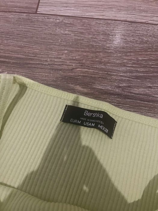 Limonkowa koszulka na ramiączka, krótki top Bershka