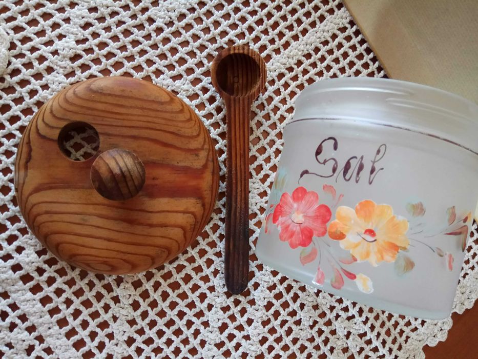 Saleiro de vidro e madeira