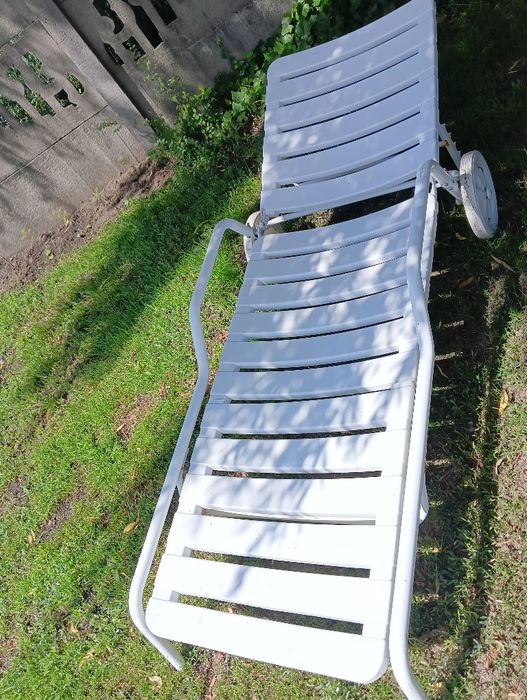 Leżak łóżko na metalowym stelażu