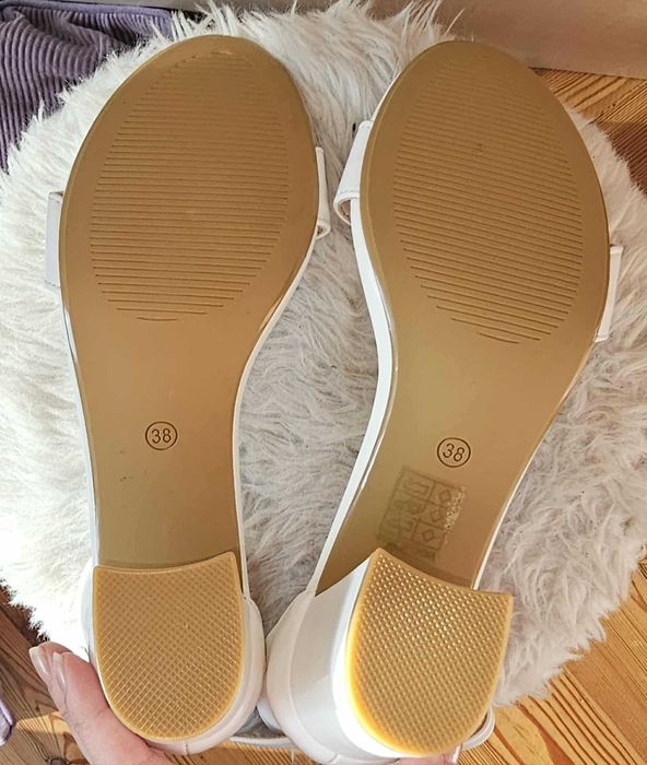 Białe sandały na słupku wesele