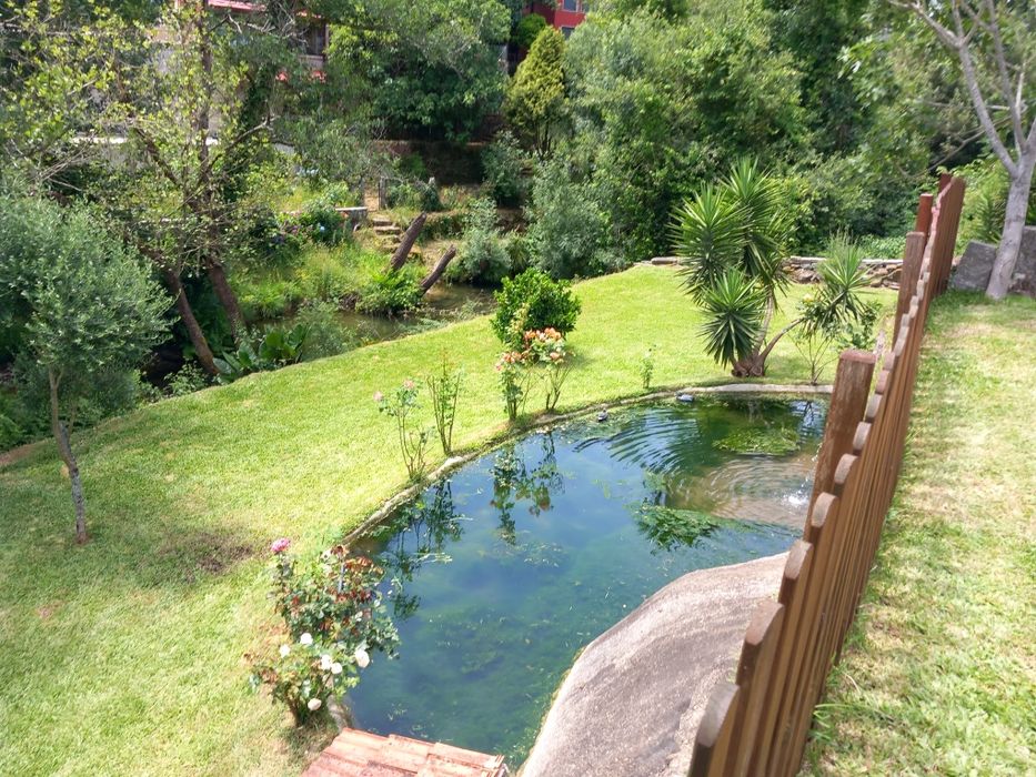 Moradia T3 em pedra, mobilada, com garagem e zona de lazer