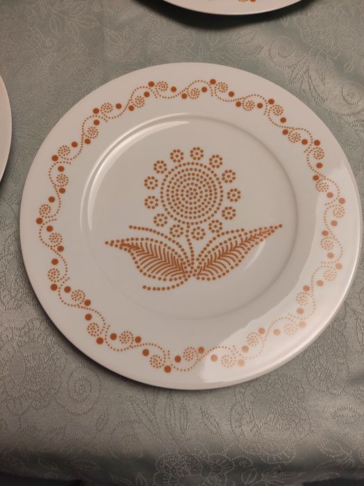 Serviço de 8 pratos de jantar e sobremesa e duas travessas da SPAL