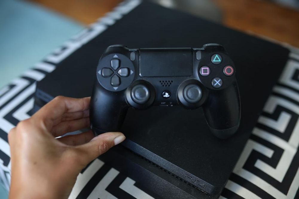 PlayStation 4 + 1 Controller64740387734657124