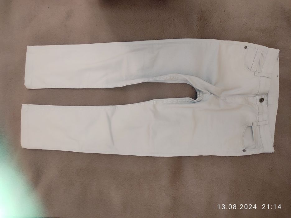 Штани і сорочка на хлопця.