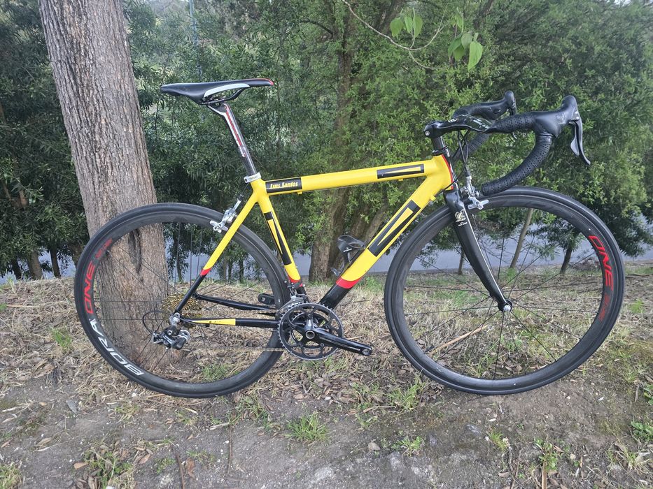 Bicicleta de estrada com rodas carbono
