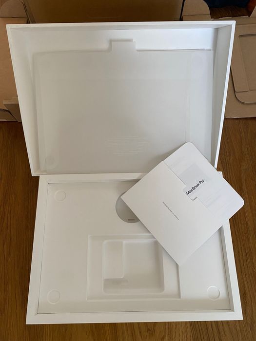 Pudełko po Apple MacBook Pro 2026 16 cali