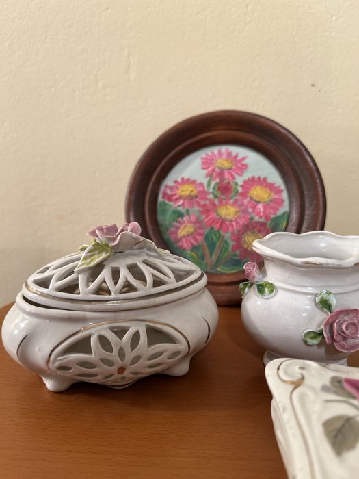 Komplet toaletowy vintage porcelana – ażurowe puzderka, koszyczek, wazoniki, róże