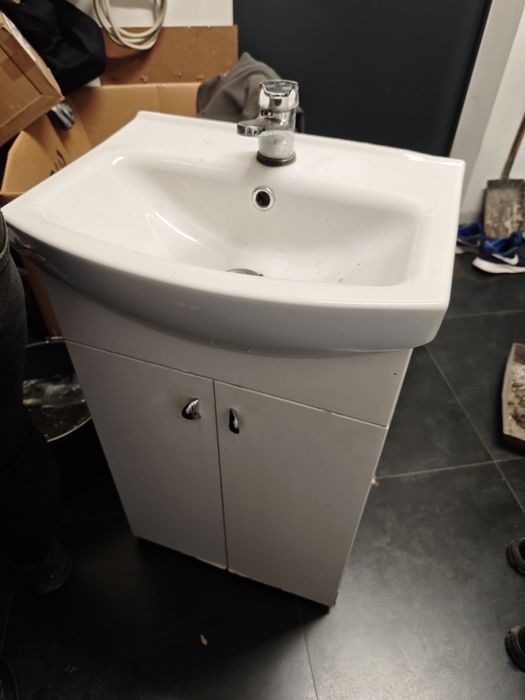 Szafka łazienkowa z syfonem i kranem