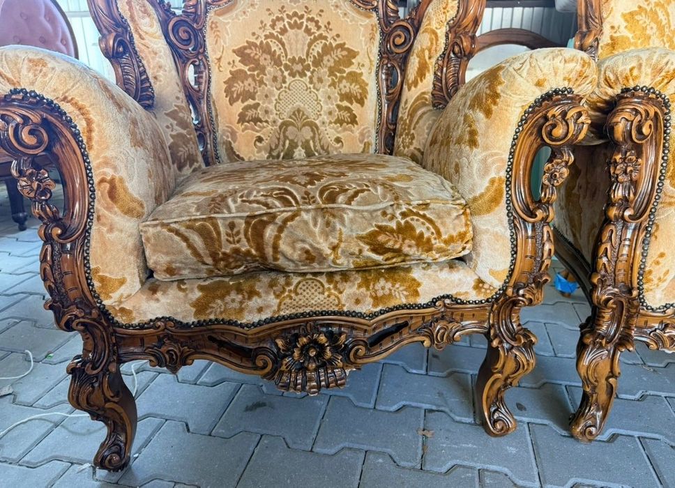 Włoski bogato rzeźbiony komplet-sofa,dwa fotele ława