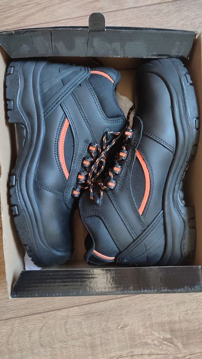 Фірмові шкіряні черевики, осінні кросівки! Розмір 41! 270 мм.