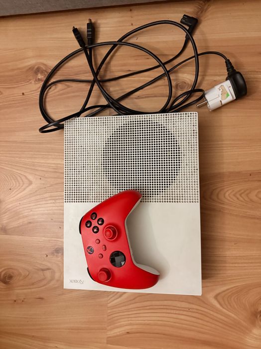 Xbox one s z kontrollerem z xboxa series