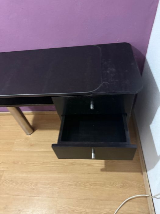 Mesa de Estética em madeira e pedra preta.