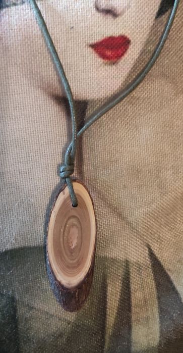 Drewniany wisior na rzemyku