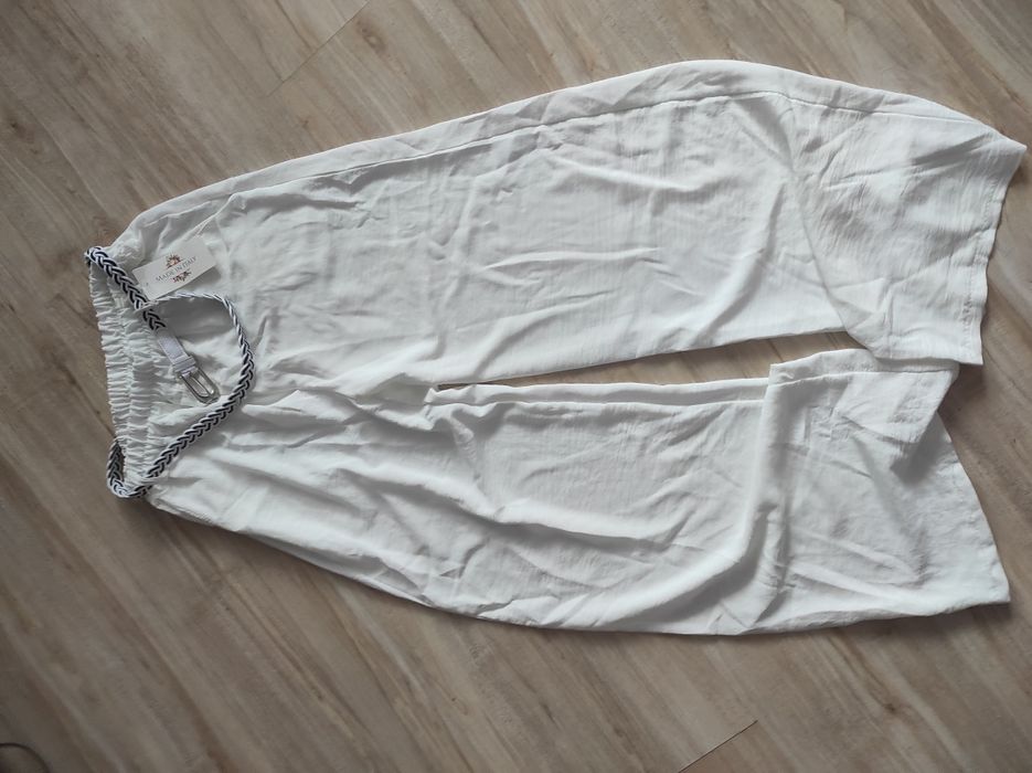 Modne spodnie z szeroką nogawką.