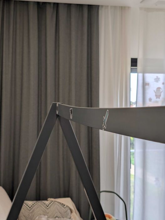 Cama infantil em forma de casa, em madeira