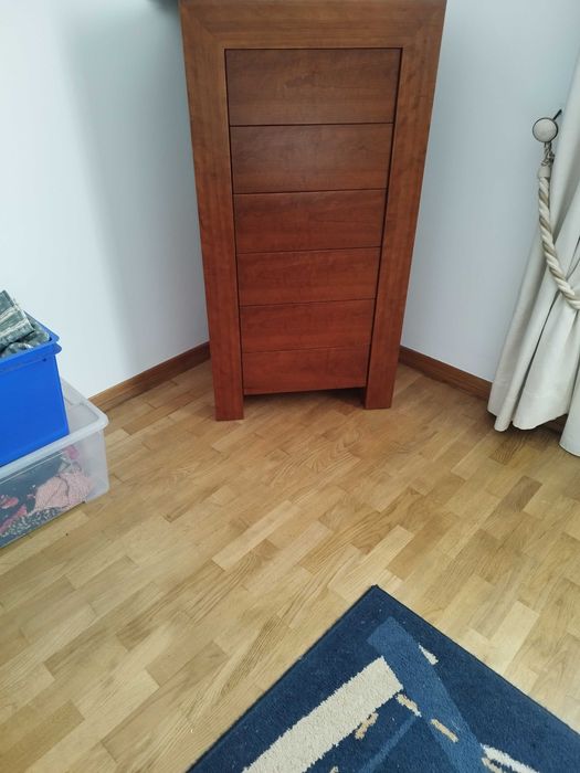 móveis usados de madeira maciça de cerejeira em muito bom estado. O motivo da venda prende-se com a mudança de casa para uma muito mais pequena.nasa