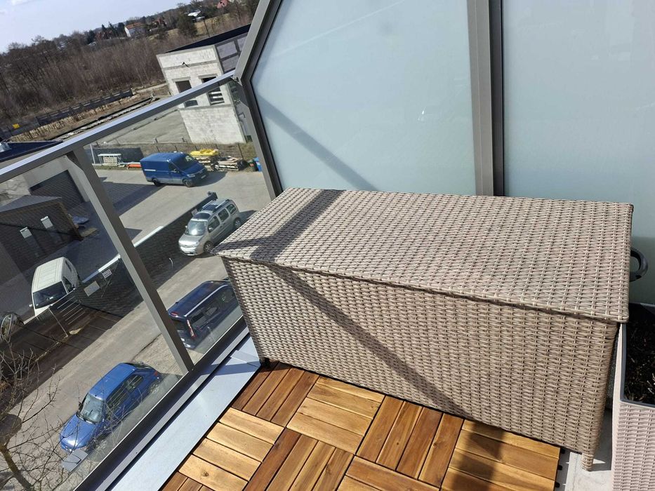 Zestaw mebli ogrodowych stół, 2 fotele, podwójny fotel i skrzynia z poduszkami