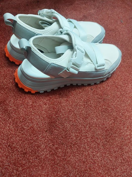 Продам жіночі сандалі Clarks 200