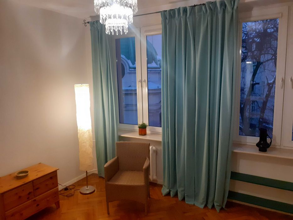 Cicha, klimatyczna kawalerka przy Placu Zbawiciela.