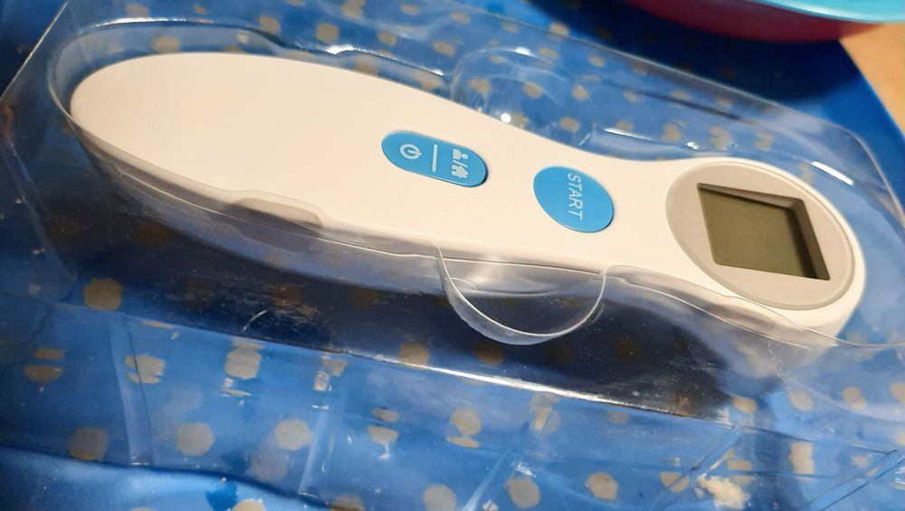 Termómetro de infravermelhos novo  em caixa