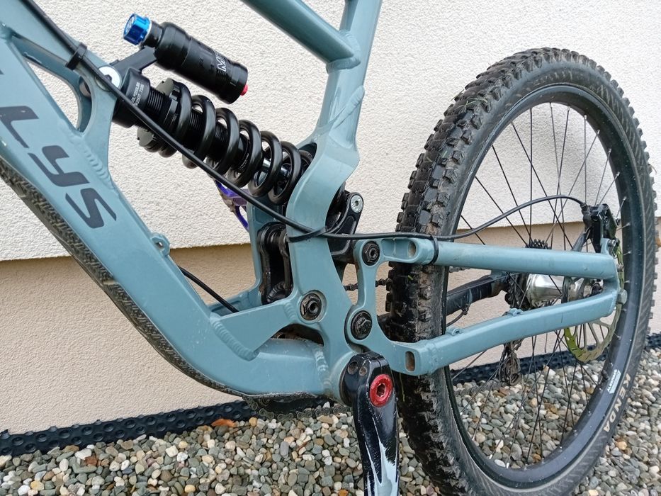 Kellys Noid  27.5 M enduro/downhill  (nie Giant)