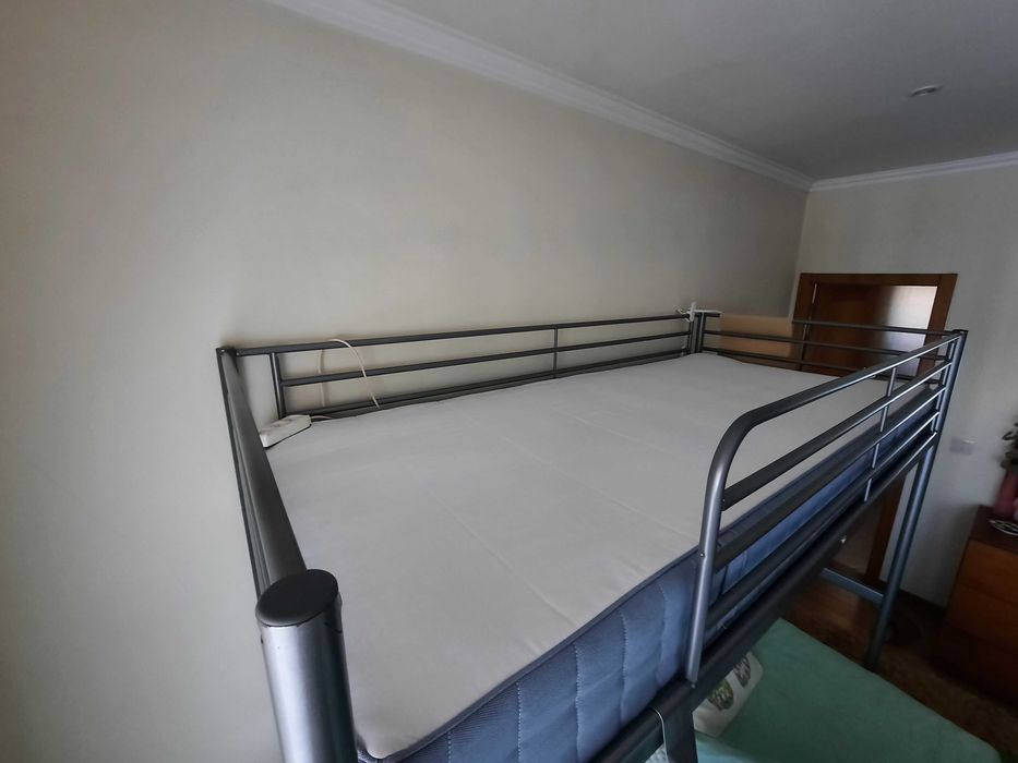 Cama alta SVÄRTA + colchão VESTMARKA