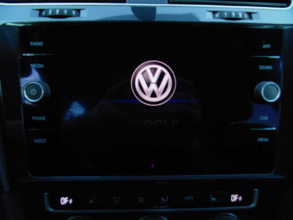 Volkswagen e-Golf      2020