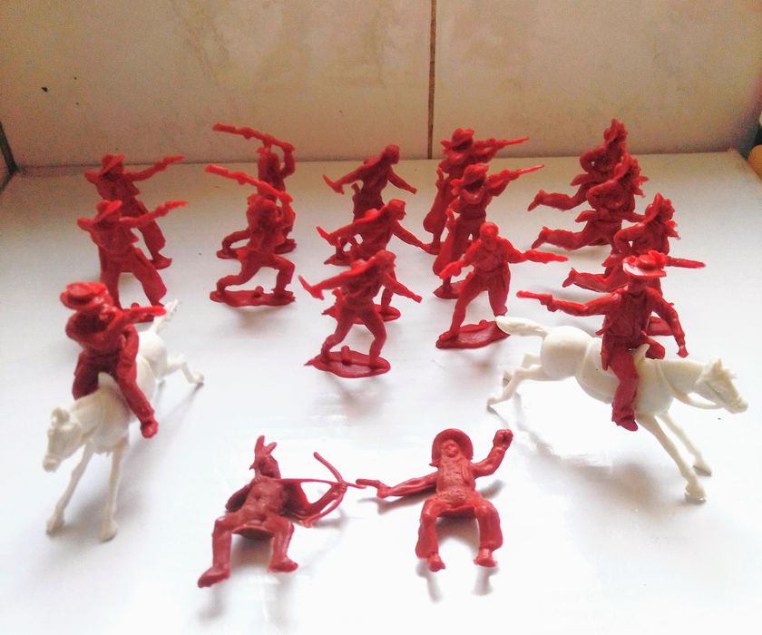 Bonecos cowboys antigos.