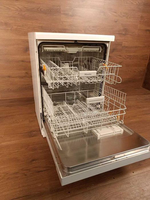 Посудомийна машина 
Miele G 4910 SC 60см окремостояча