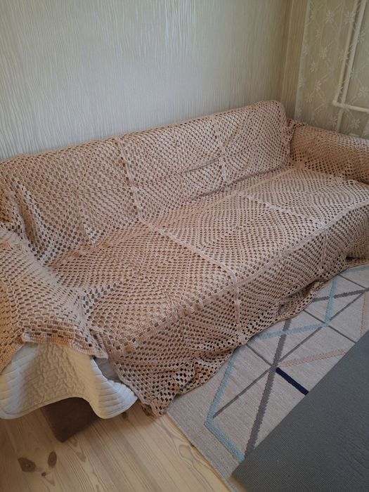 Duża szydełkowa narzuta na łóżko.