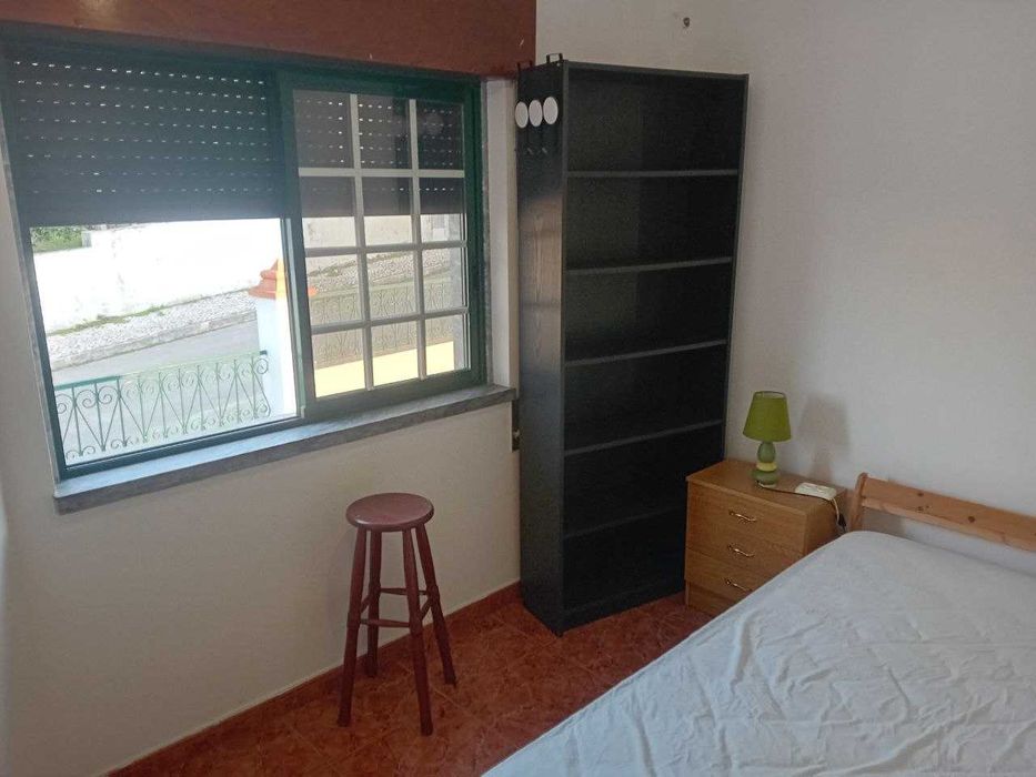 Tenho quarto para alugar em moradia Rua do Mar N 8 Almada, Caparica
